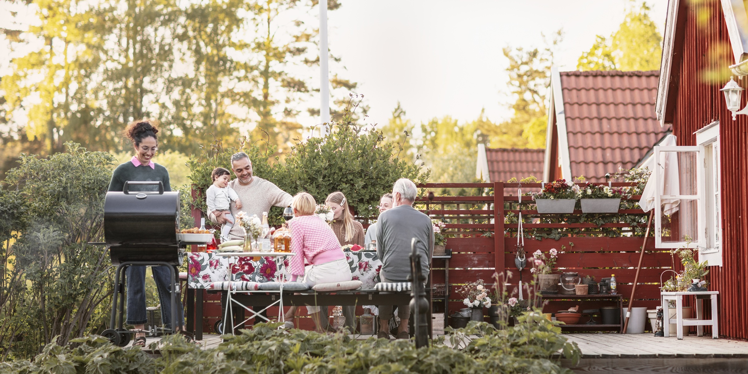 Sommarfest med människor i ett villaområde