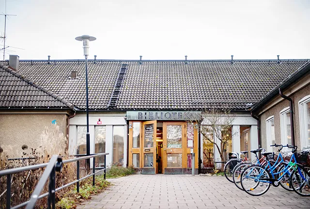 Huddinge huvudbibliotek, entré
