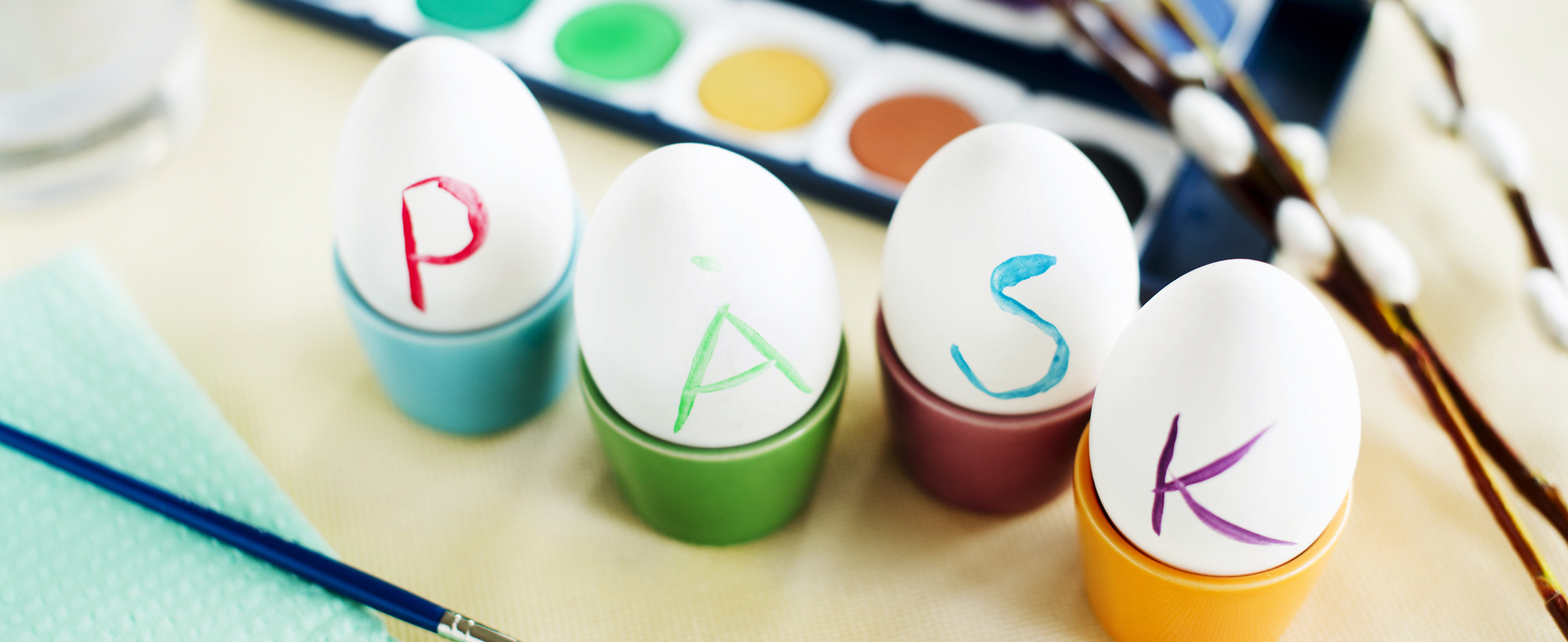 fyra stycken ägg i färgglada påskägg