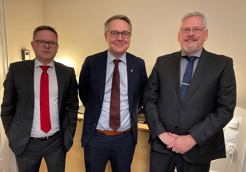 Villaägarnas Daniel Liljeberg och Kenneth Kanckos  tillsammans med bostadsminister Johan Danielsson