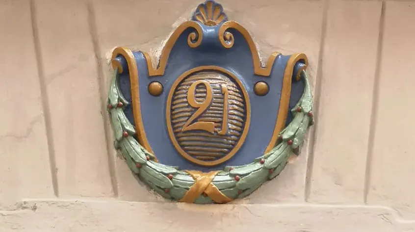 Dekorativ skylt med husnummer