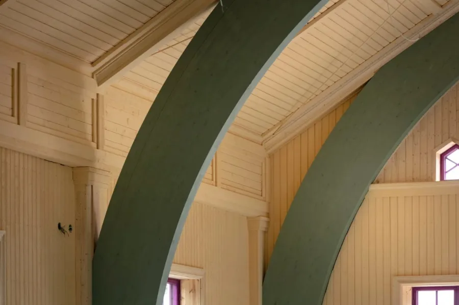 Hus inifrån med synliga takstolar