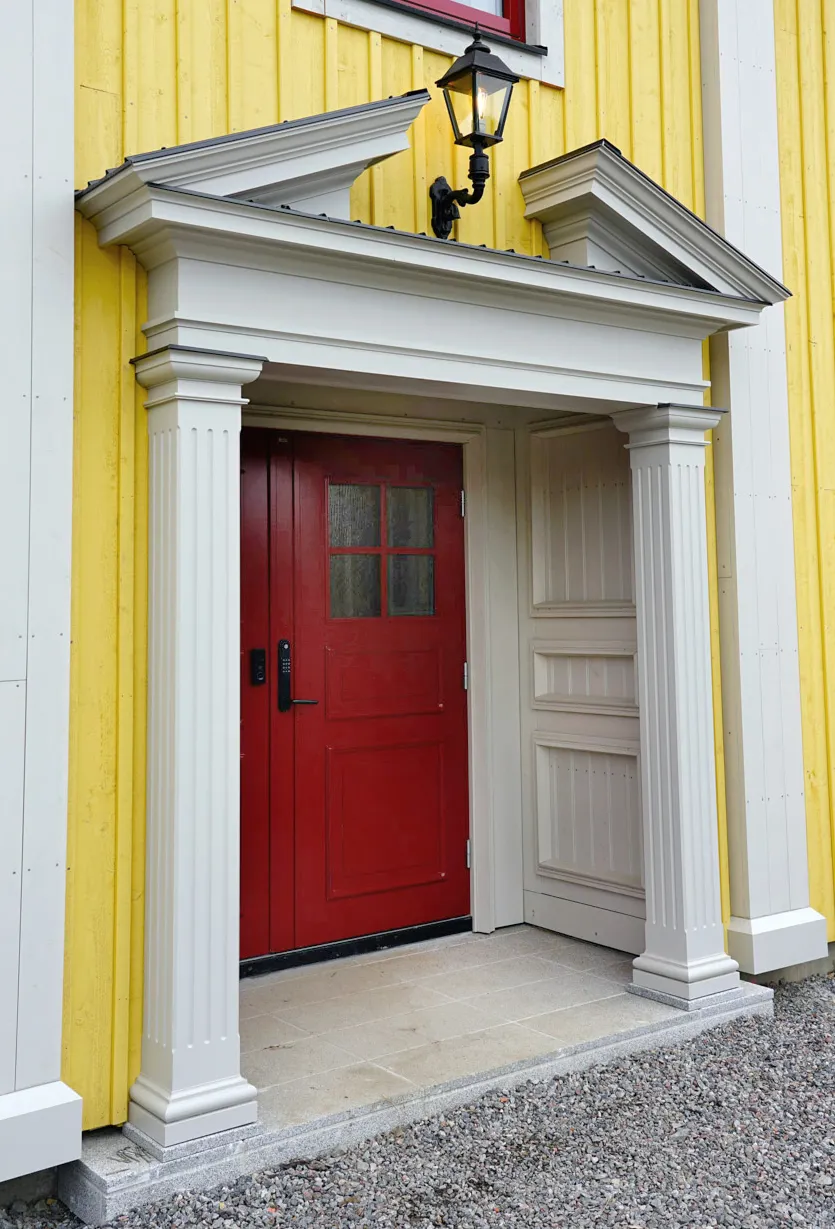 Dörrportal i gammal stil