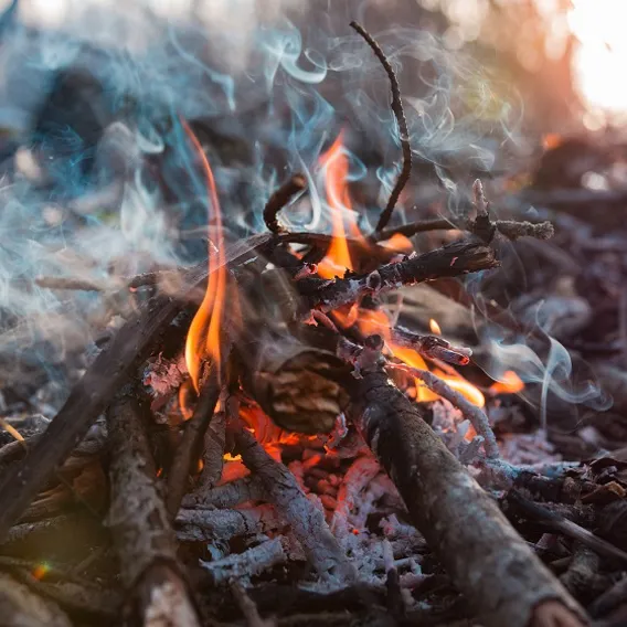 Brasa utomhus som brinner