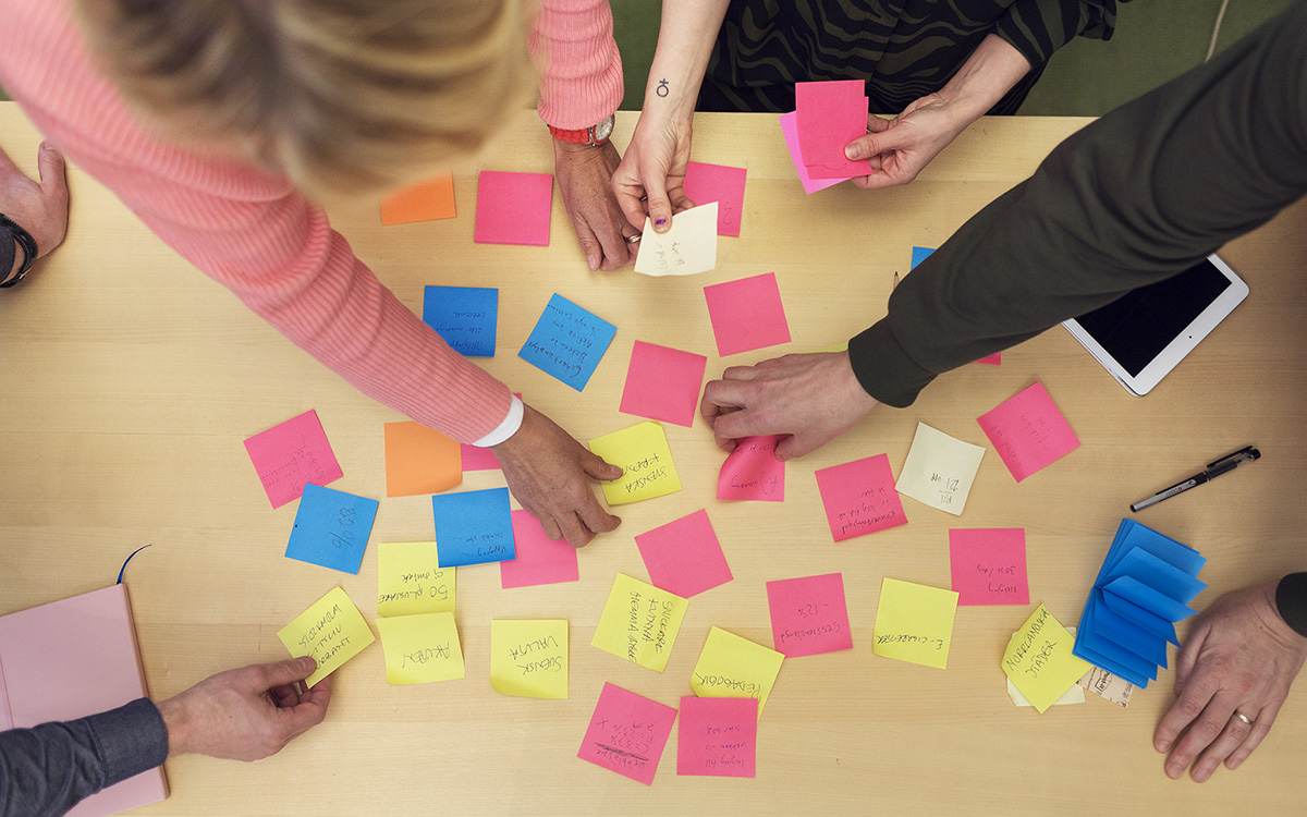 Händer och post-it lappar