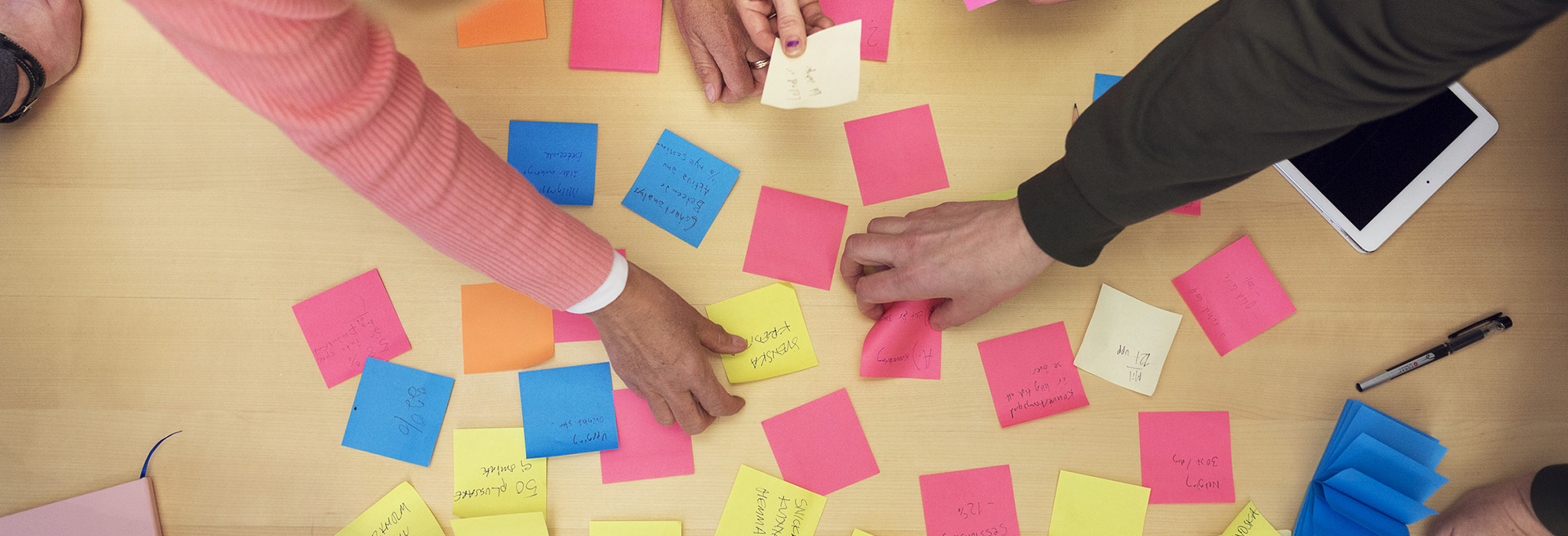 Händer och post-it lappar