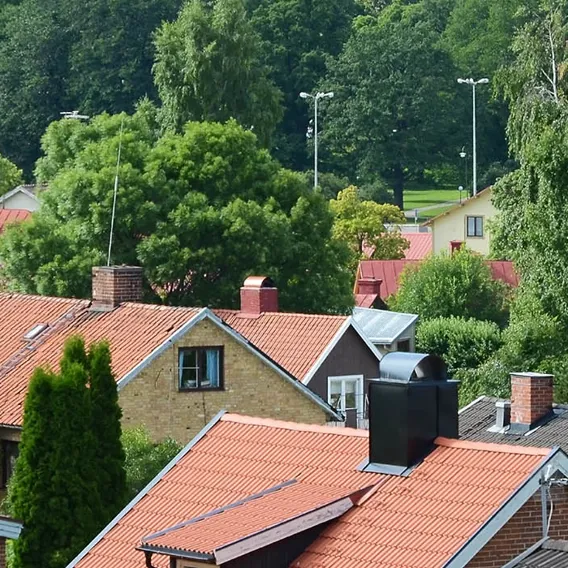 Takåsar över villaområde