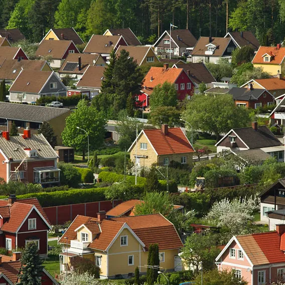 Idylliskt villaområde i Örebro under sommaren