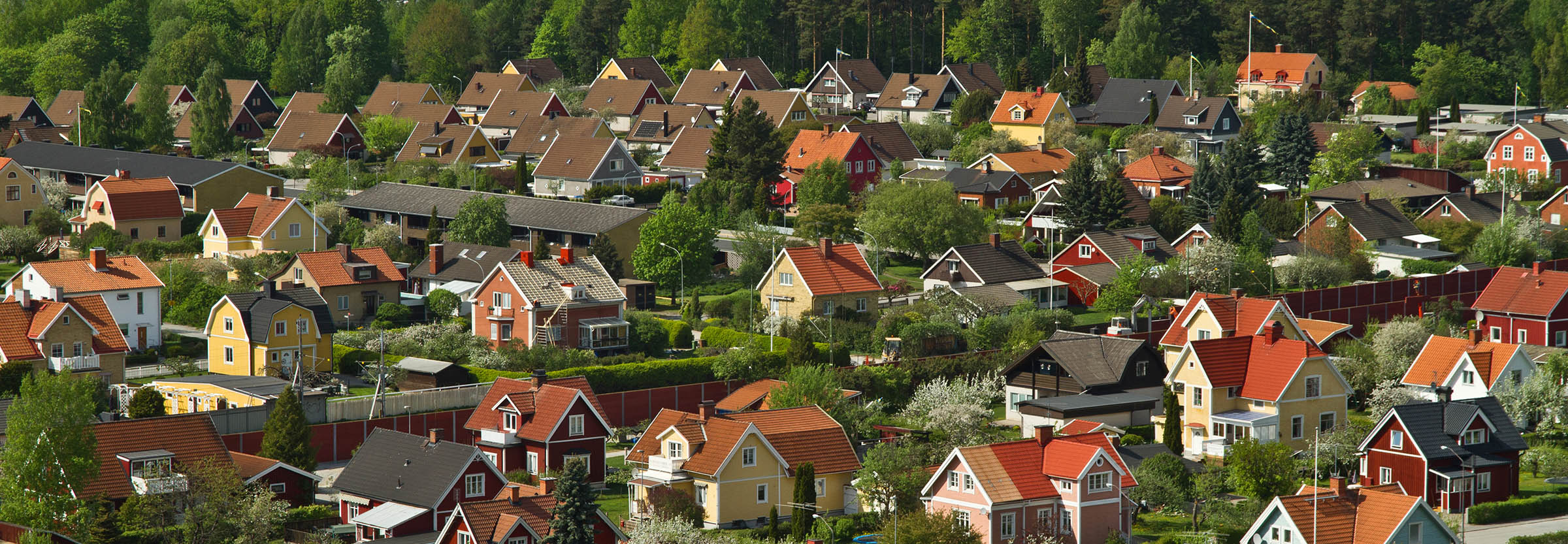 Idylliskt villaområde i Örebro under sommaren