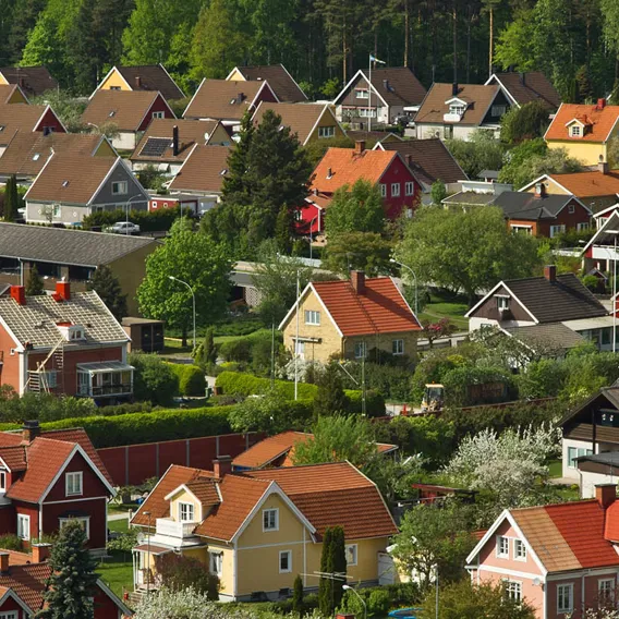 Idylliskt villaområde i Örebro under sommaren