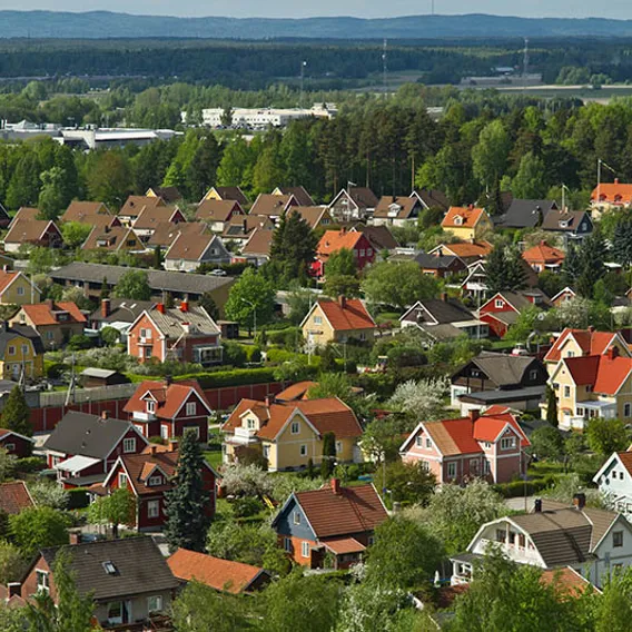 Idylliskt villaområde i Örebro under sommaren