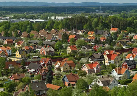 Idylliskt villaområde i Örebro under sommaren