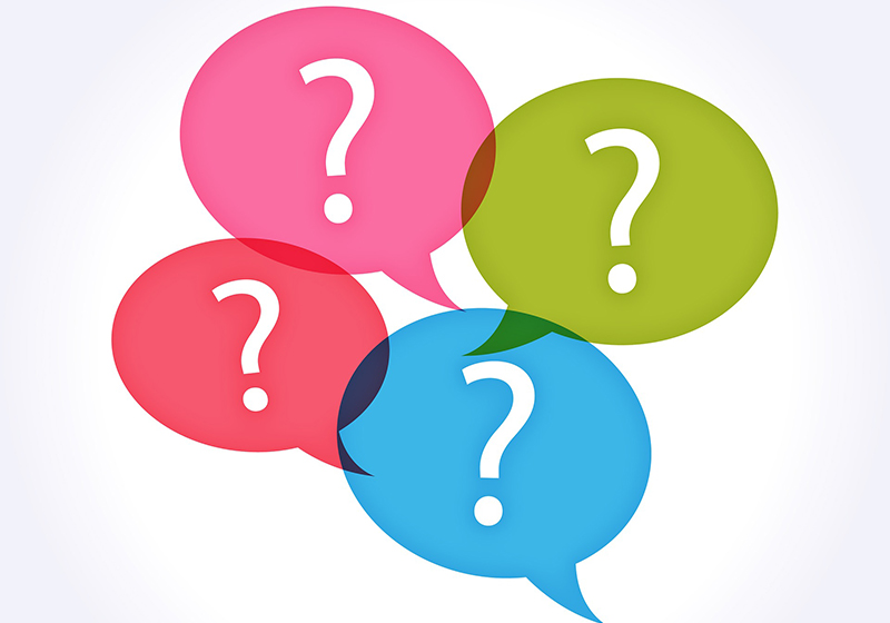 Frågetecken i pratbubblor med olika färger