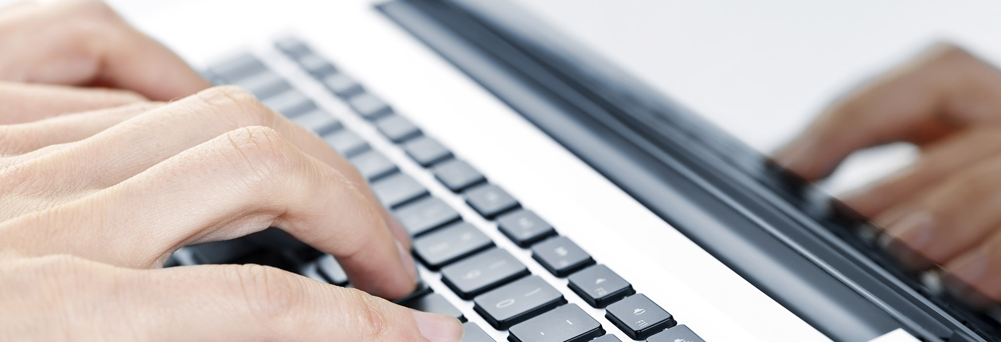 Händer på tangentbord 