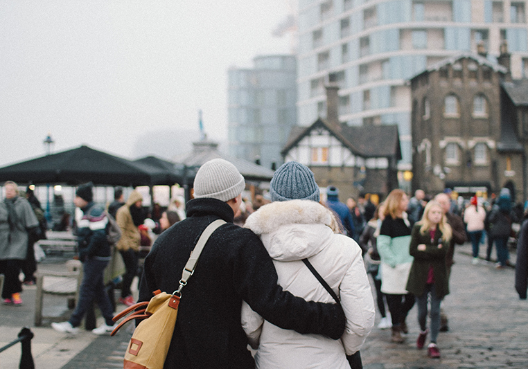 Par håller om varandra på torg