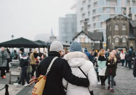 Par håller om varandra på torg