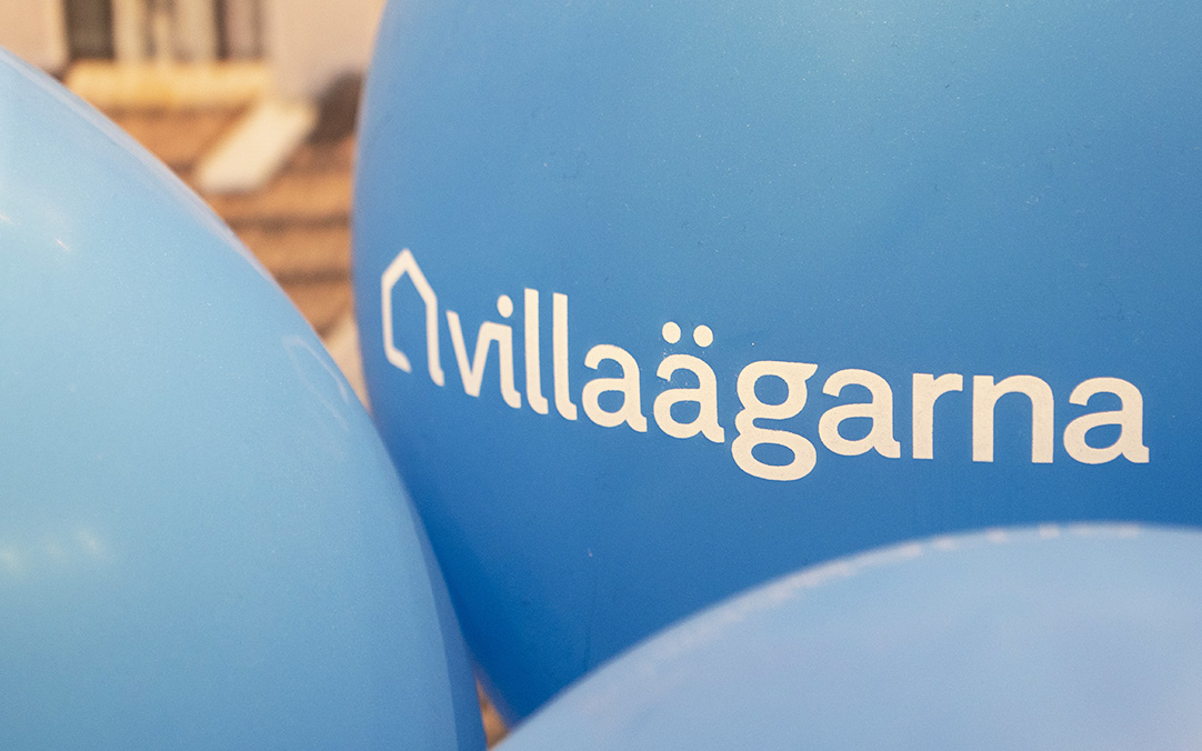 Blåa Villaägarna-ballonger