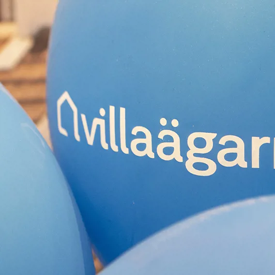 Blåa Villaägarna-ballonger
