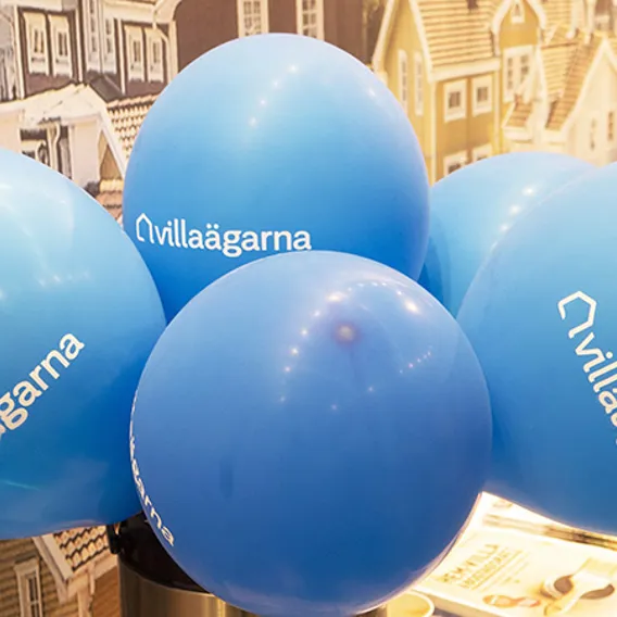 Blåa Villaägarna-ballonger