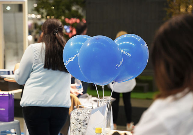 Blåa Villaägarna-ballonger och personal