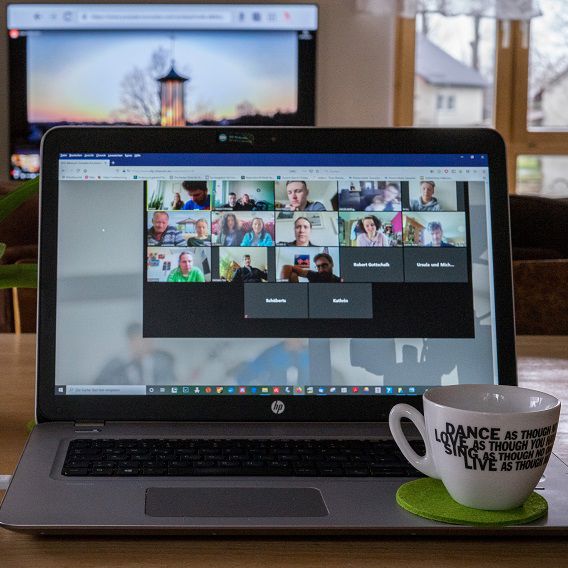 Oninemöte på bärbar dator hemma