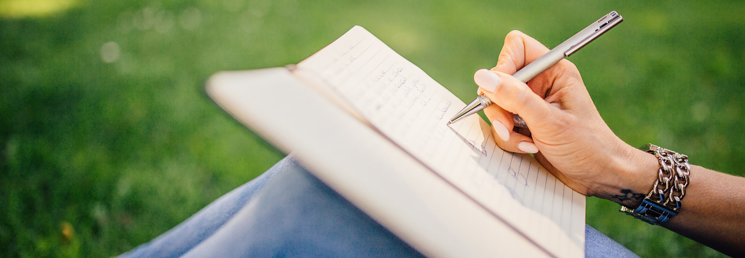 Kvinna antecknar utomhus