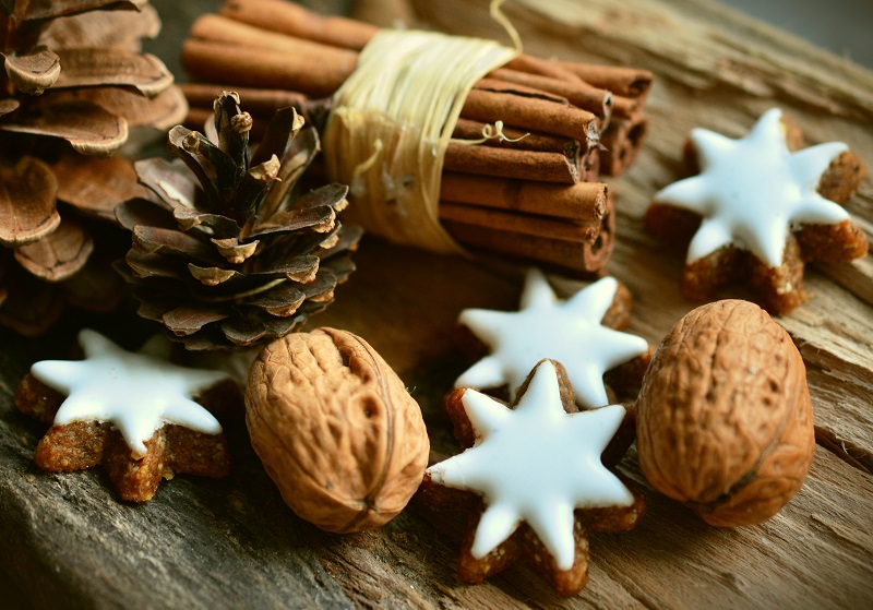 Kanel, nötter och kakor på bord