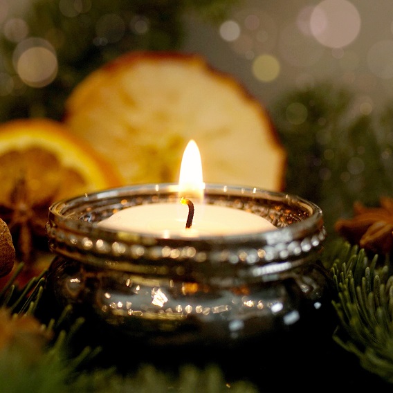 Ljus och apelsin och kanel