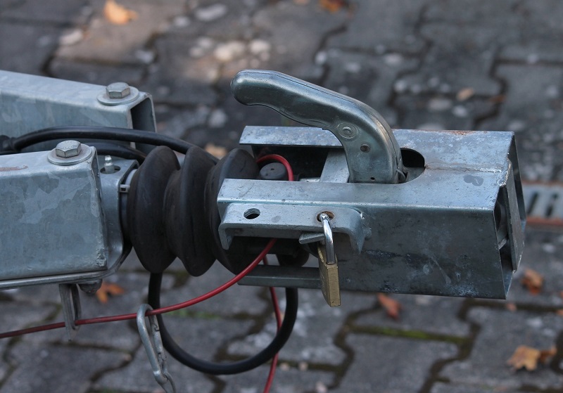 Släpvagnsfäste på stenplattor