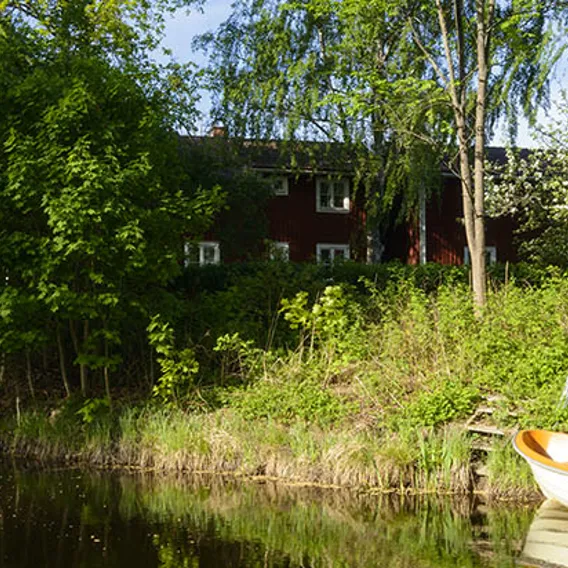 Vattenled med båt och hus