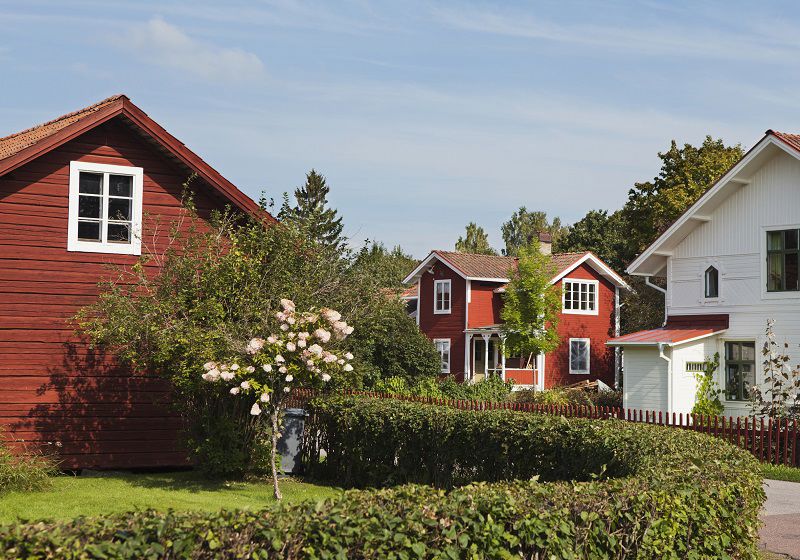 Villaområde med röda och vita hus