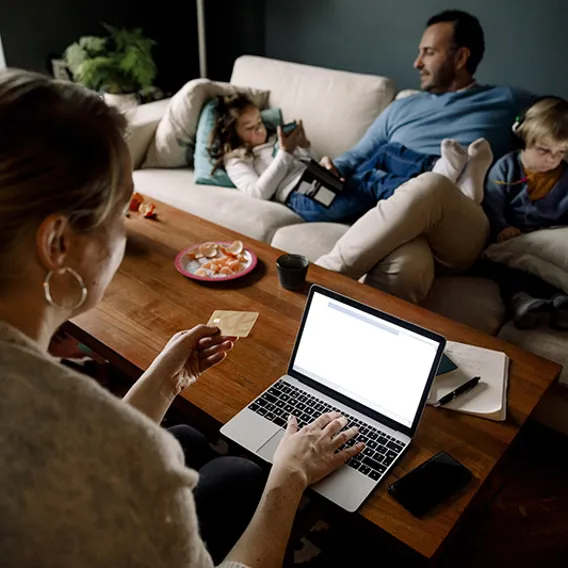 Familj i vardagsrum