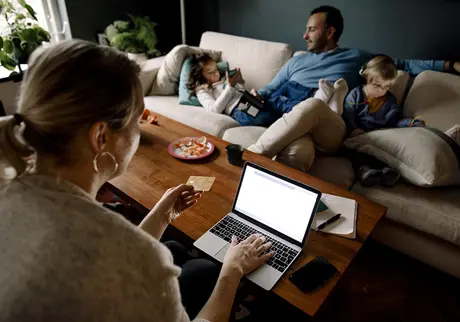 Familj i vardagsrum