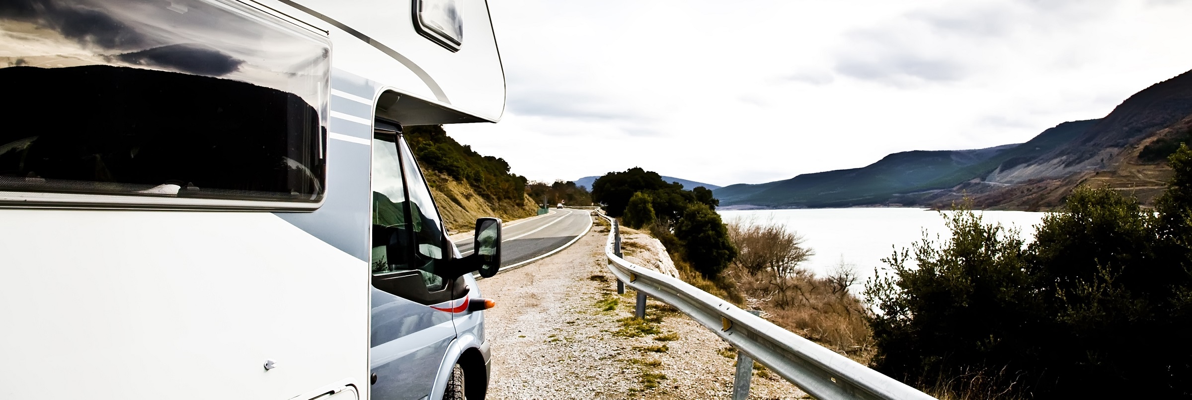 Husbil kör på motorväg vid kusten