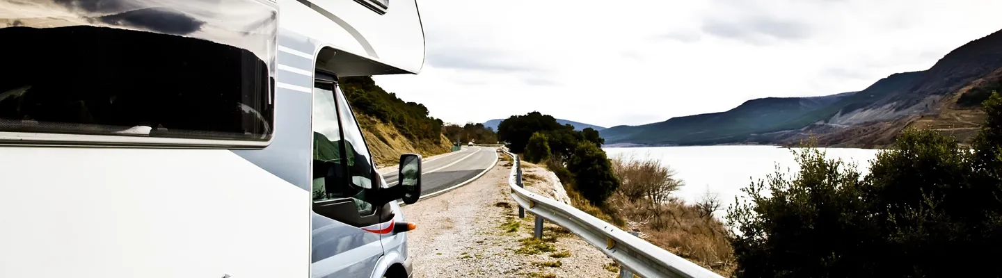 Husbil kör på motorväg vid kusten