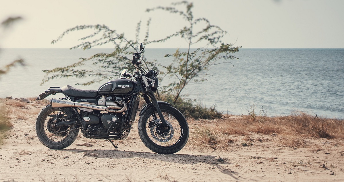 Motorcykel vid kusten