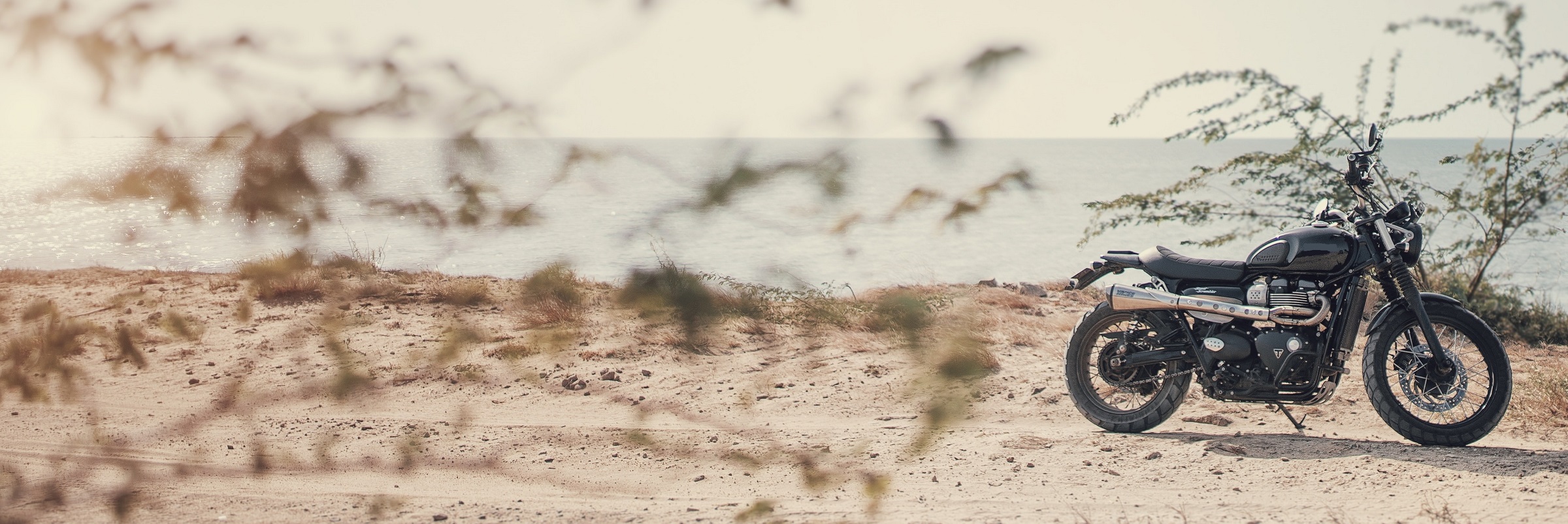 Motorcykel vid kusten