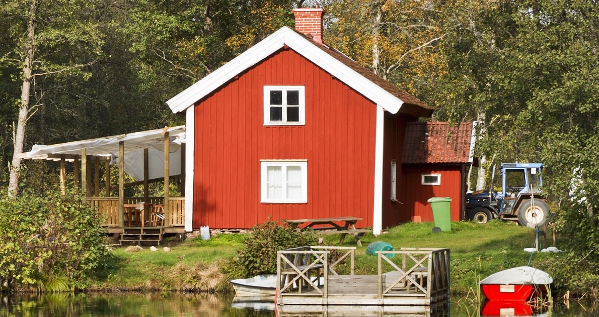 Röd idyllisk sommarstuga