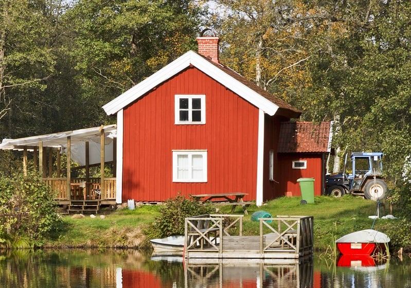 Röd idyllisk sommarstuga