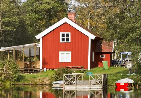 Röd idyllisk sommarstuga