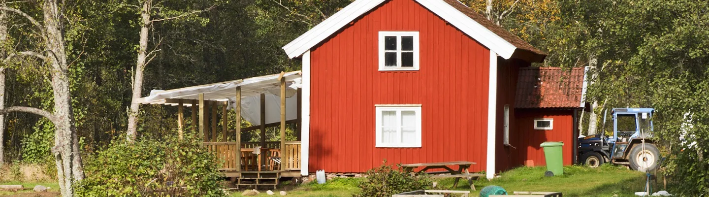 Röd idyllisk sommarstuga