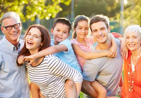 Glad familj för familjefoto