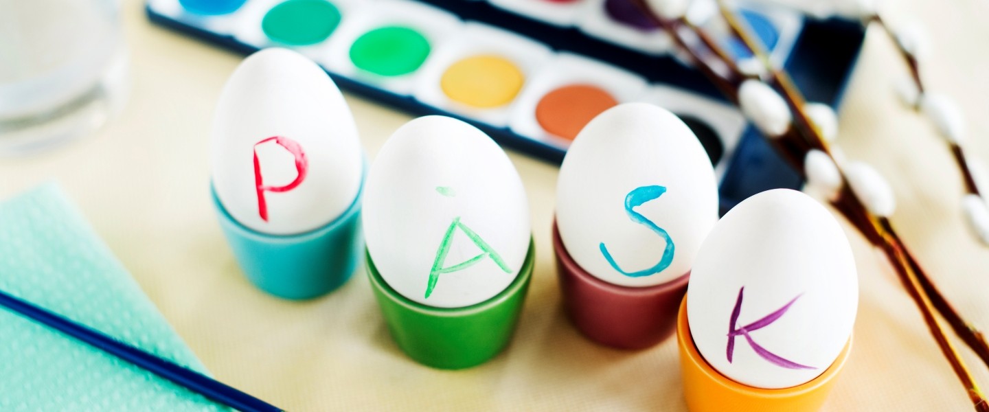 fyra stycket ägg i färgglada påskägg