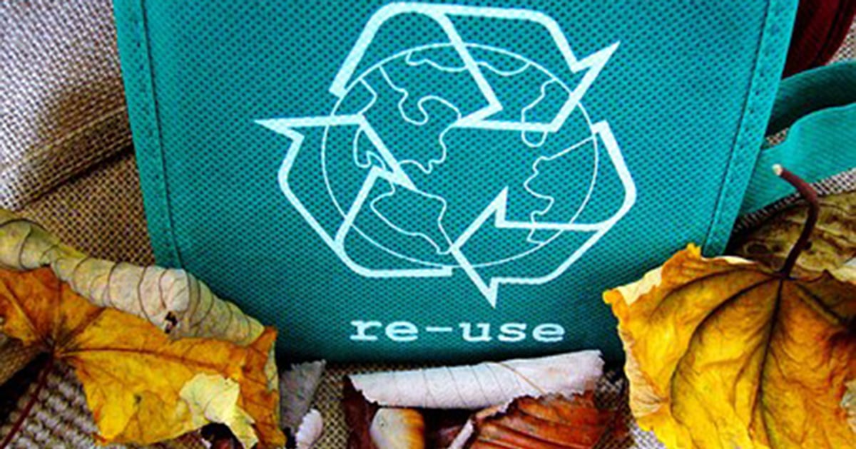 Återvinningspåse med skräp