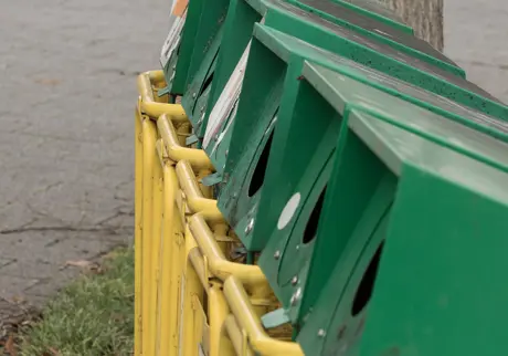 gröna och gula återvinningskärl