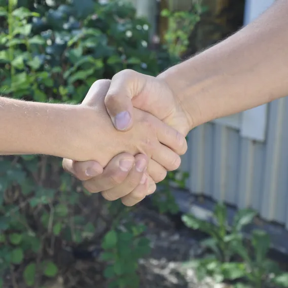 Två som skakar händer