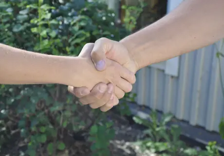 Två som skakar händer