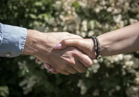 Man och kvinna skakar hand