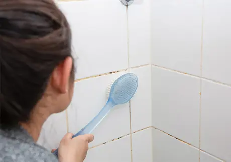 Kvinna rengör fogar