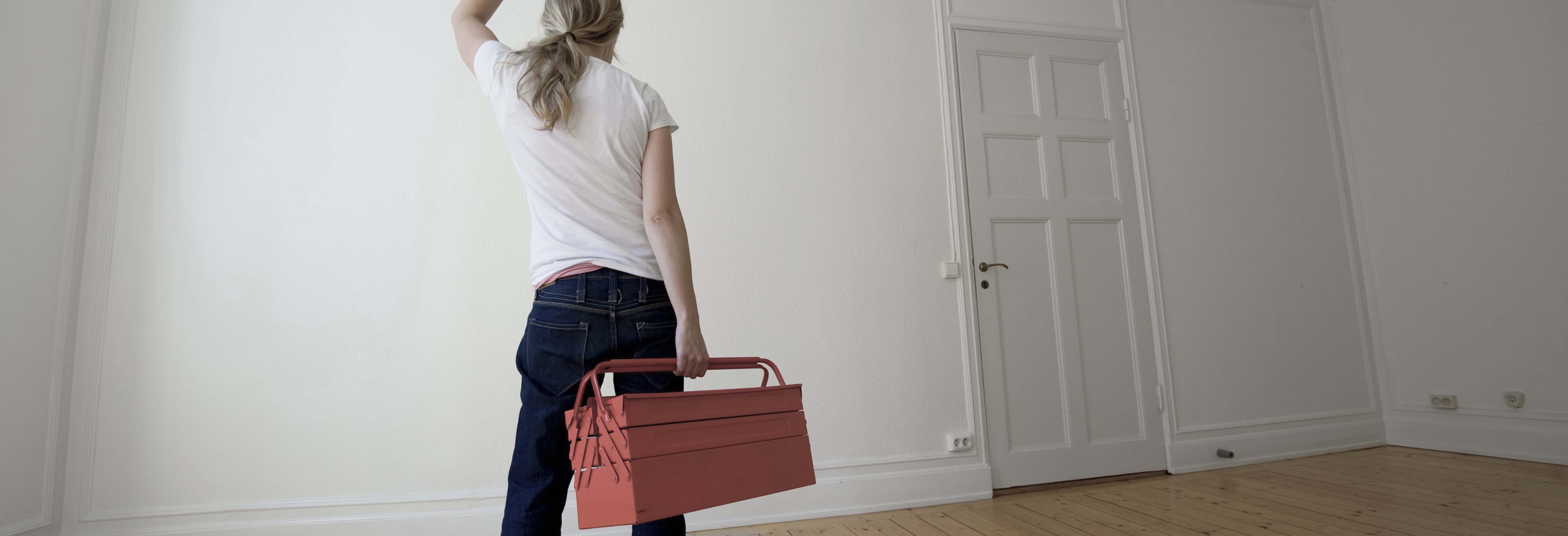 Kvinna med verktygslåda